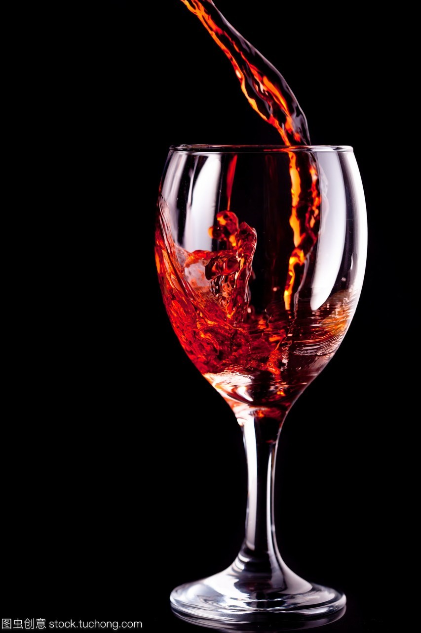 空杯子盛滿了酒