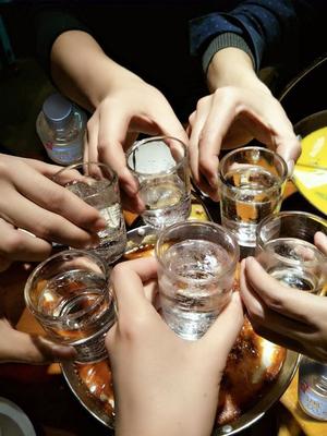 牛欄山二鍋頭 為何“酒精酒”的標簽，擋不住生活的煙火氣？